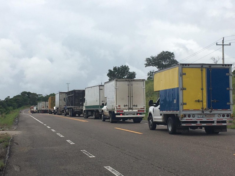 Viajeros y transportistas inconformes por bloqueo