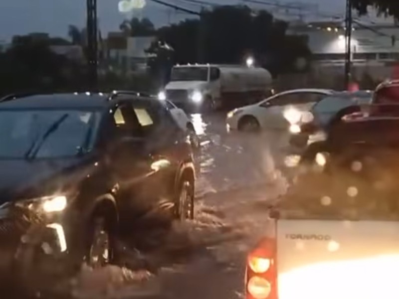 Vialidades cerradas y autos varados en Corregidora por fuerte lluvia