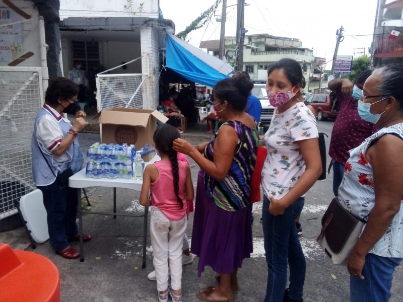 Vicentinas llevan alimentos a familiares de enfermos