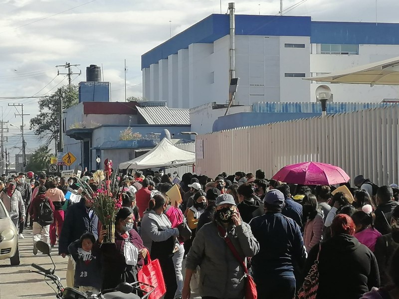 (VIDEO)Llegó a 3Km la fila para vacunación COVID en HGS