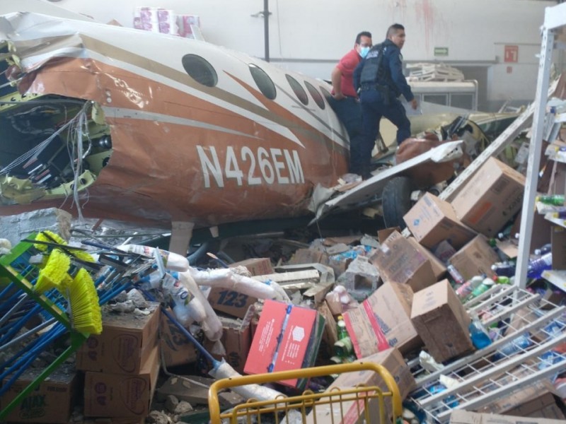 Avioneta se estrella en supermercado de Morelos: hay 3 muertos