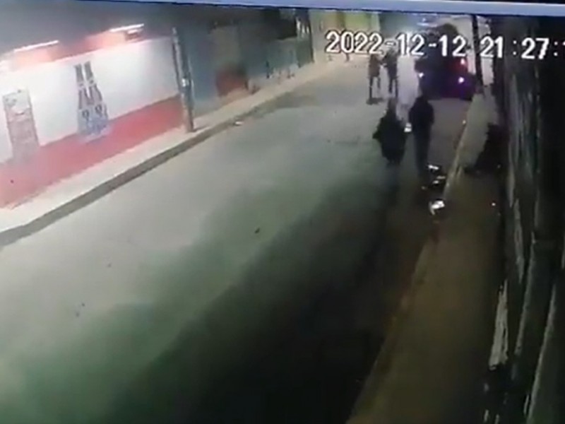 (VIDEO) Camioneta atropella a  joven y a menor
