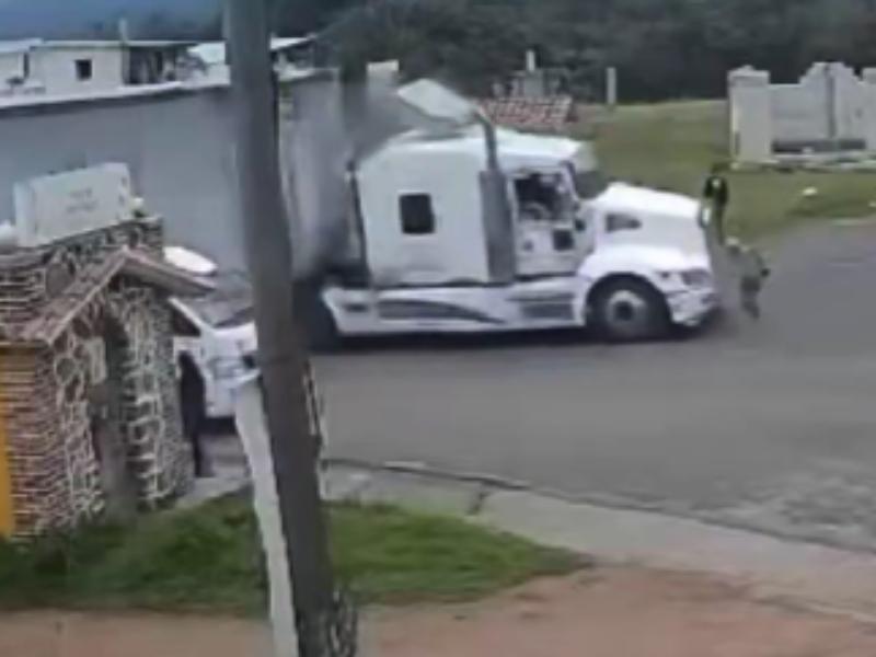 Video capta cómo tráiler embiste a peatón en carretera Chignahuapan-Tlaxco