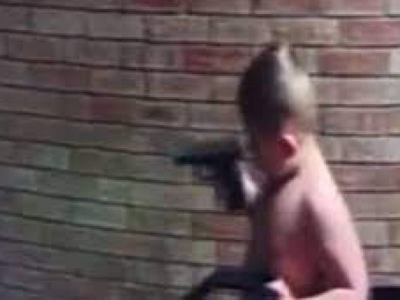 VIDEO. Captan a bebé armado con una pistola en EU