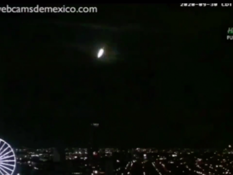 (VIDEO) Captan luz en el cielo de Puebla