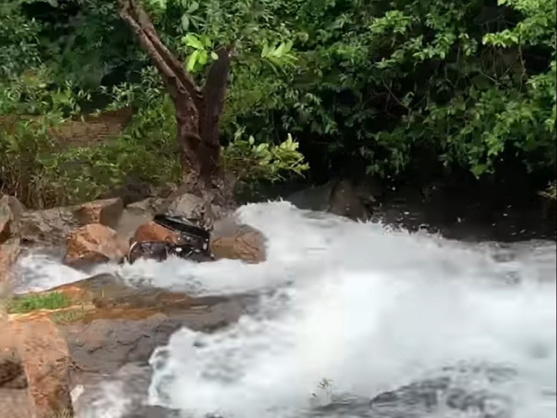 (VIDEO) Cascada en Del Nayar arrastra motociclista y bloquea carretera