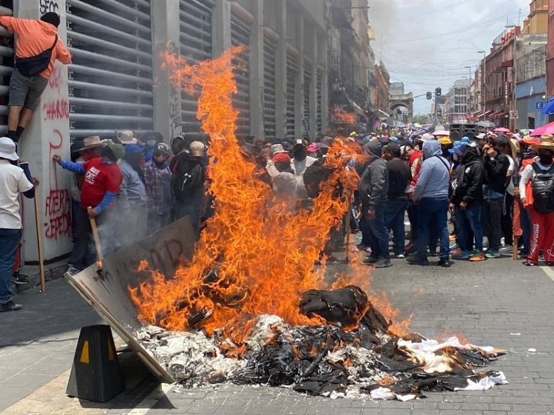 VIDEO: CETEG prende fuego en oficinas del SNTE en protesta