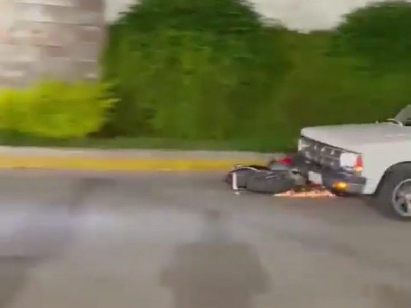 (VIDEO) Conductor arrastra motocicleta y se da a la fuga