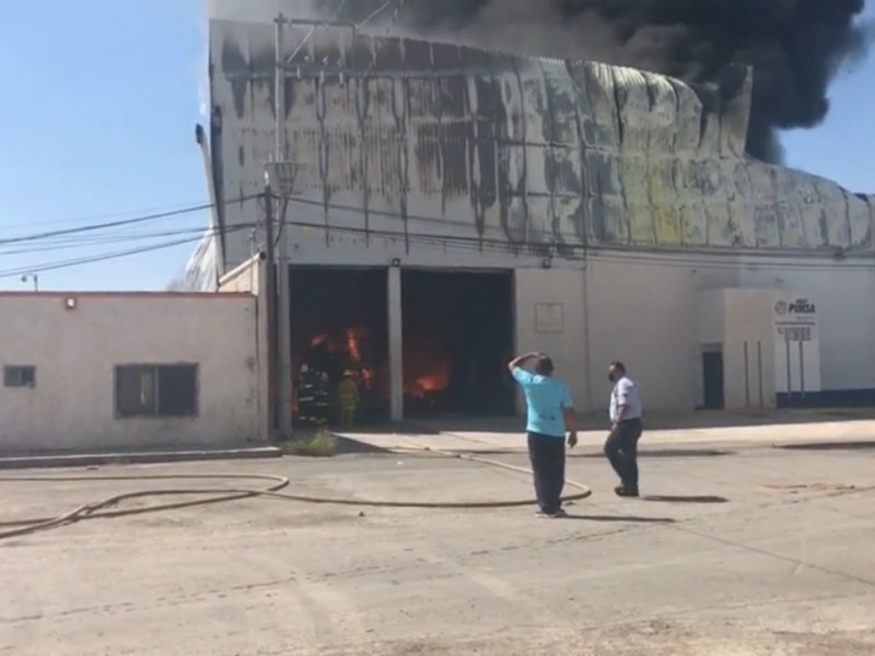 VIDEO: Fuego consume bodega en pequeña zona industrial de Torreón