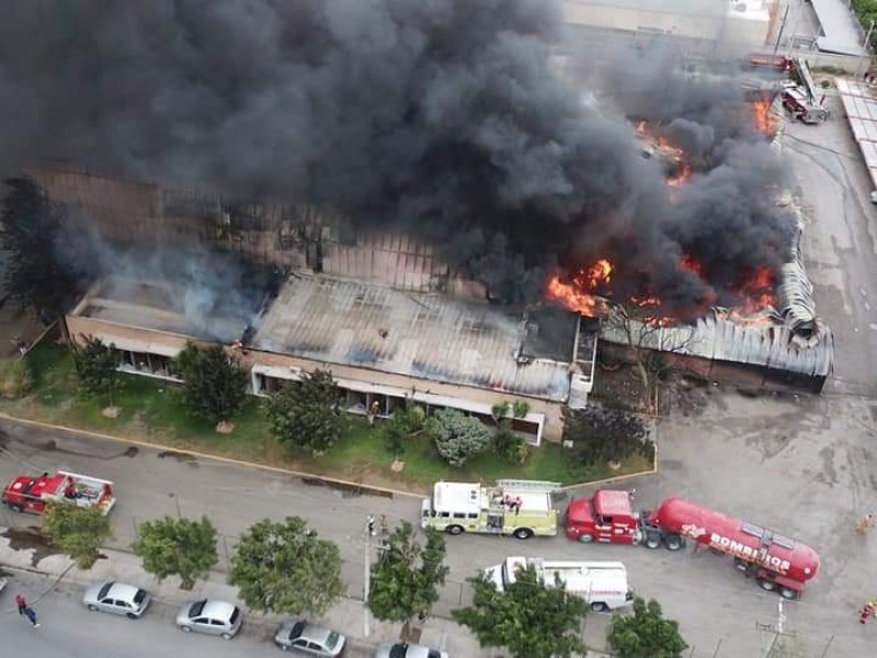 VIDEO: Fuerte incendio en la zona industrial de Torreón