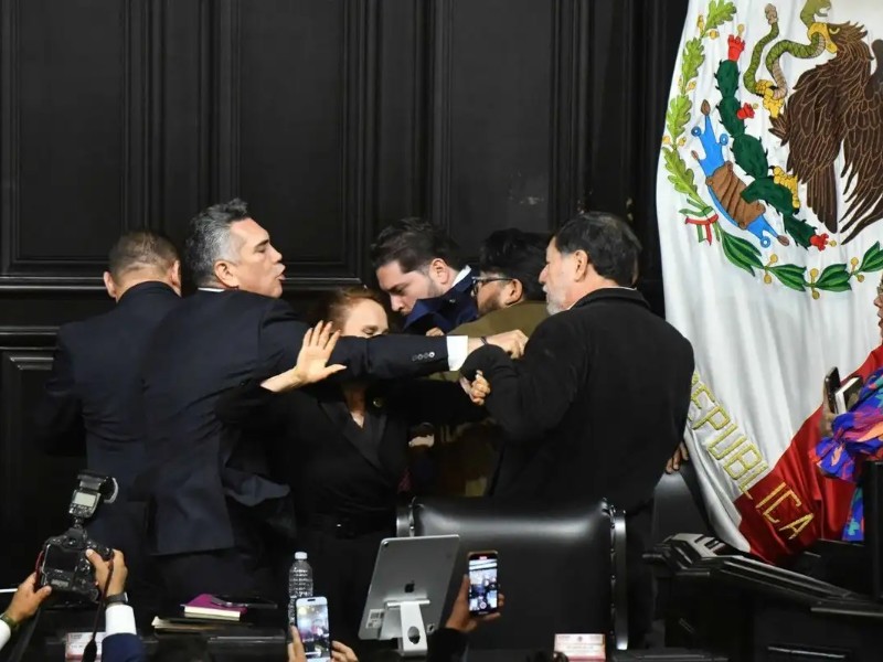 VIDEO: Noroña y “Alito” Moreno se enfrentan a golpes en Senado