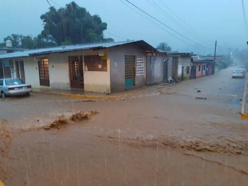 (VIDEO) Se desborda río de Tlaola, hay tres lesionados