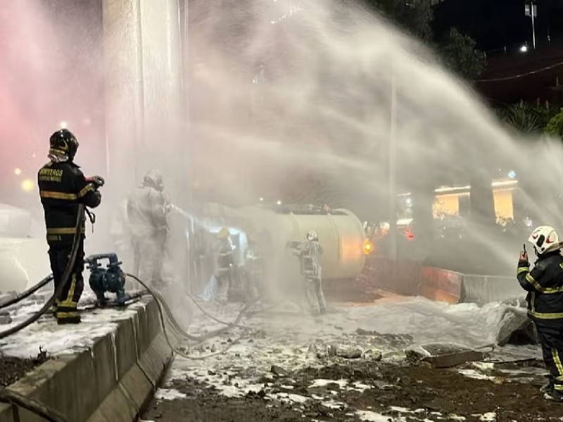Video: Pipa choca y se vuelca en Periférico CDMX