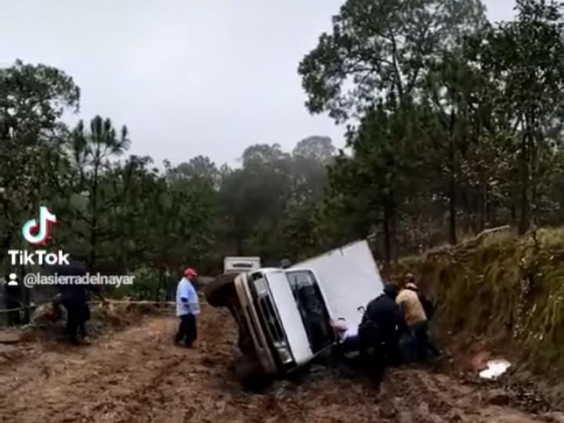 (VIDEO) Vuelca camioneta en Sierra Del Nayar por caminos destruidos