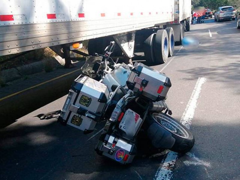 (VIDEO)Durante accidente pobladores aprovechan para robar mercancía del tráiler involucrado