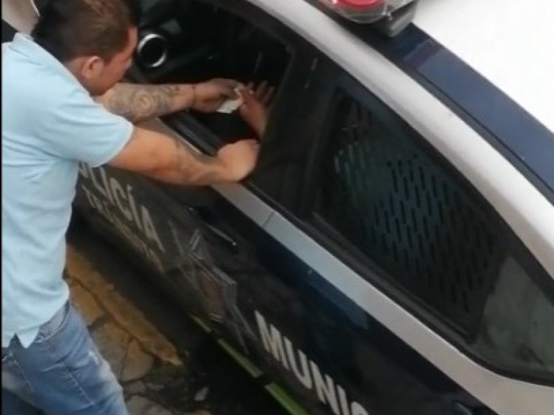 (VIDEO)Policía recibe 