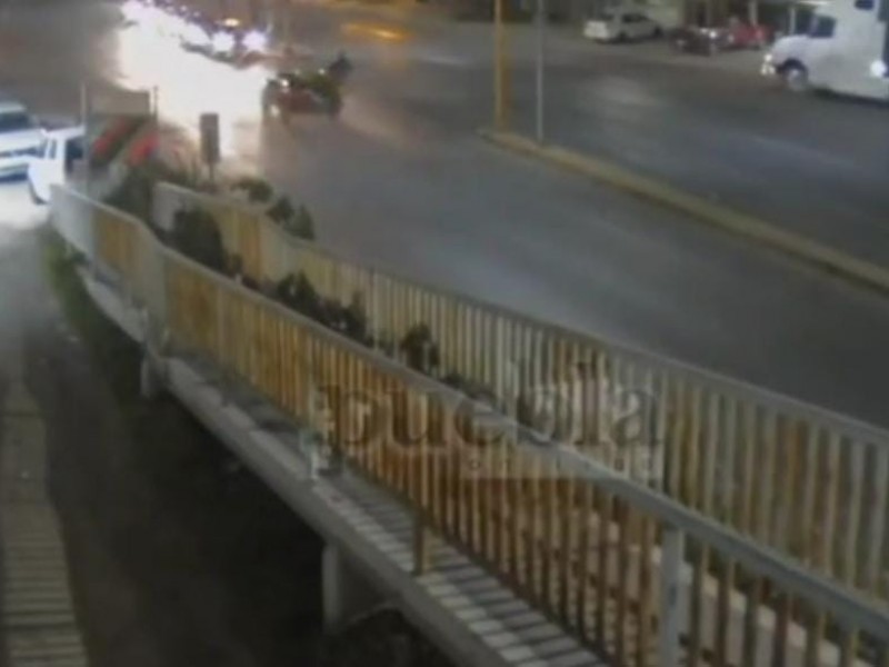 (VIDEO)Taxista atropella a su presunto ladrón en Tlaxcalancingo, Puebla