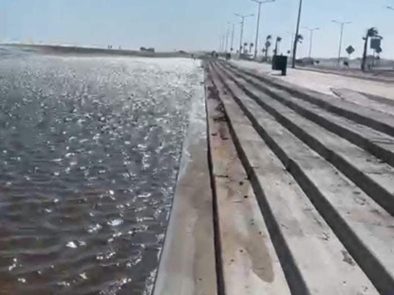 Viento y marea provocan fuerte oleaje en playa de huatabampito, sin daños