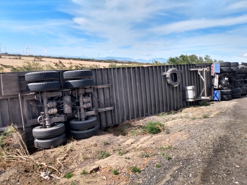 Vientos de 120 km/h derriban tráiler en el istmo