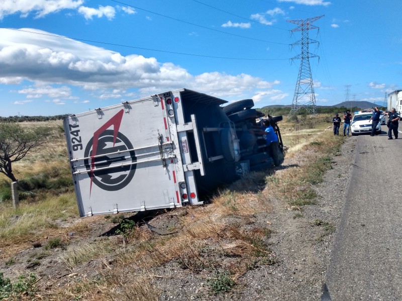 Vientos de 130 Km/h derriban trailer en La Ventosa