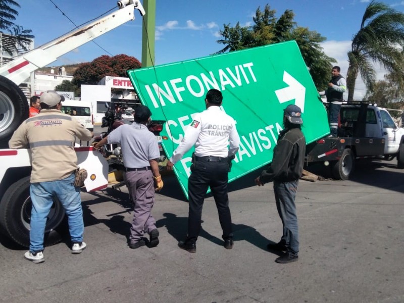 Vientos tiran anuncio en Atlixco