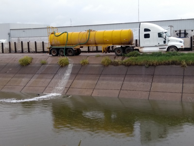 Vierten en canales y lecho seco, agua pluvial