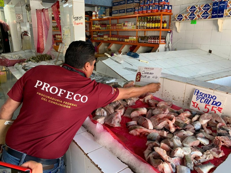 Vigilan precios de pescados y mariscos en San Luis Mextepec