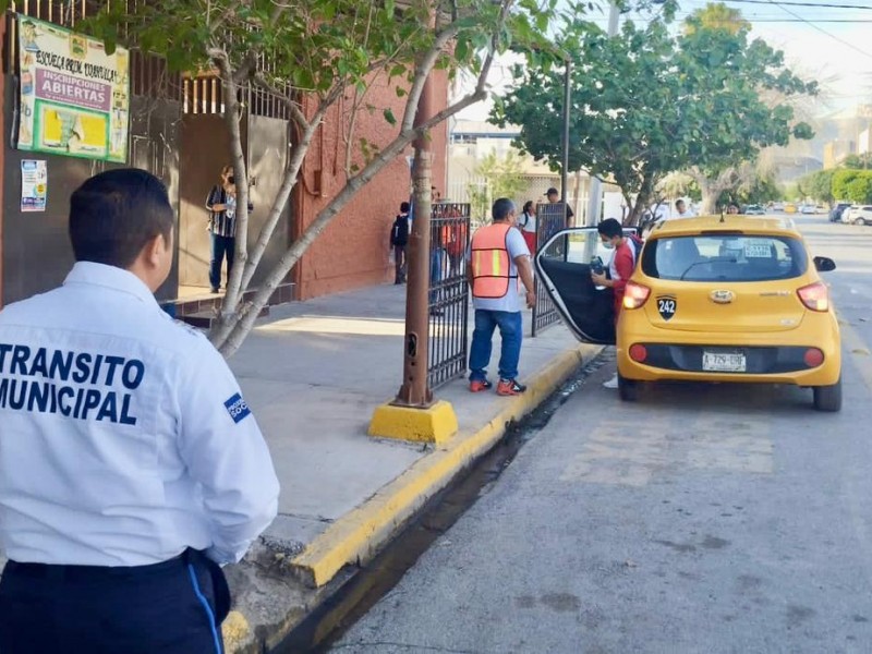 Vigilan tráfico vial en exterior de escuelas de Torreón
