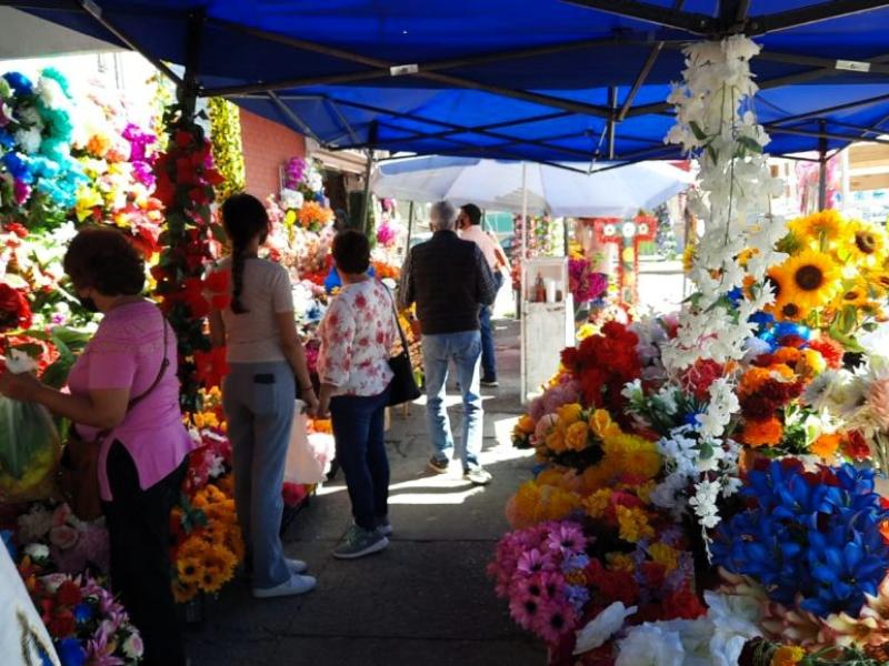 Vigilarán a 255 vendedores de flores por el Día de Muertos