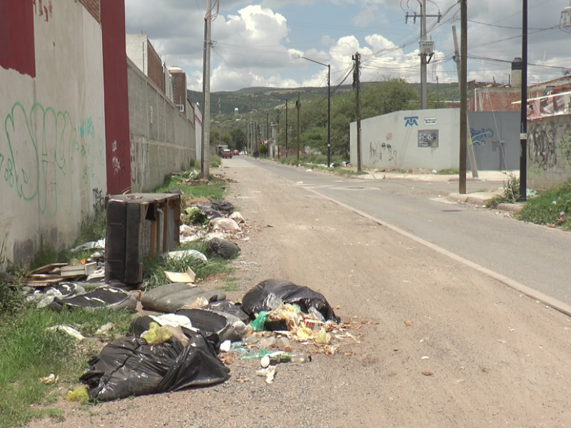 Villas de San Juan: Vecinos acumulan basura en la calle