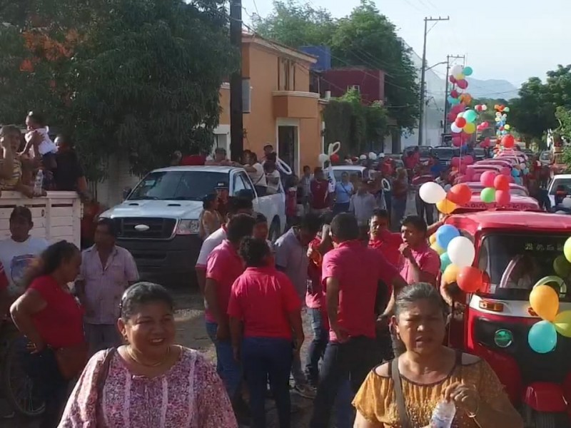 Vilma Martínez festeja triunfo virtual