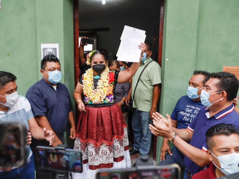 Vilma Martínez recibe constancia de mayoría por elección en Tehuantepec