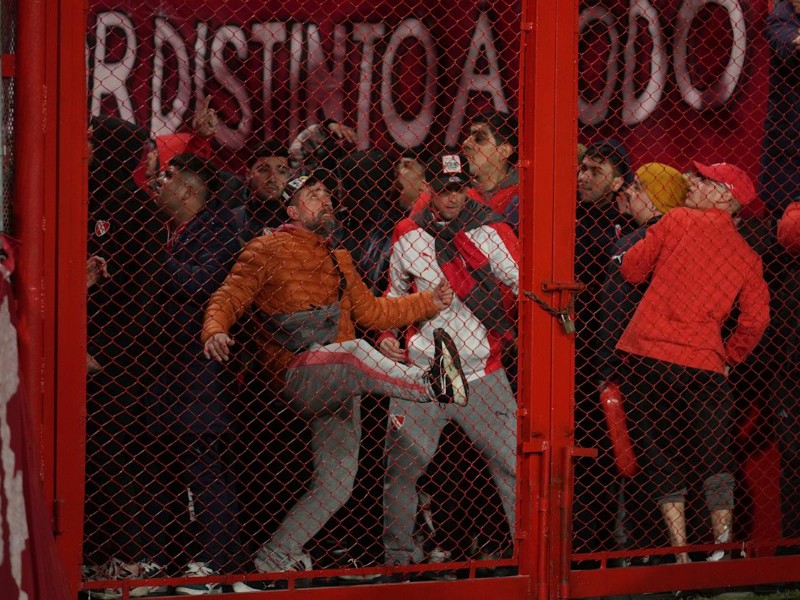 Por violencia suspenden partido de la Copa Sudamericana en Argentina