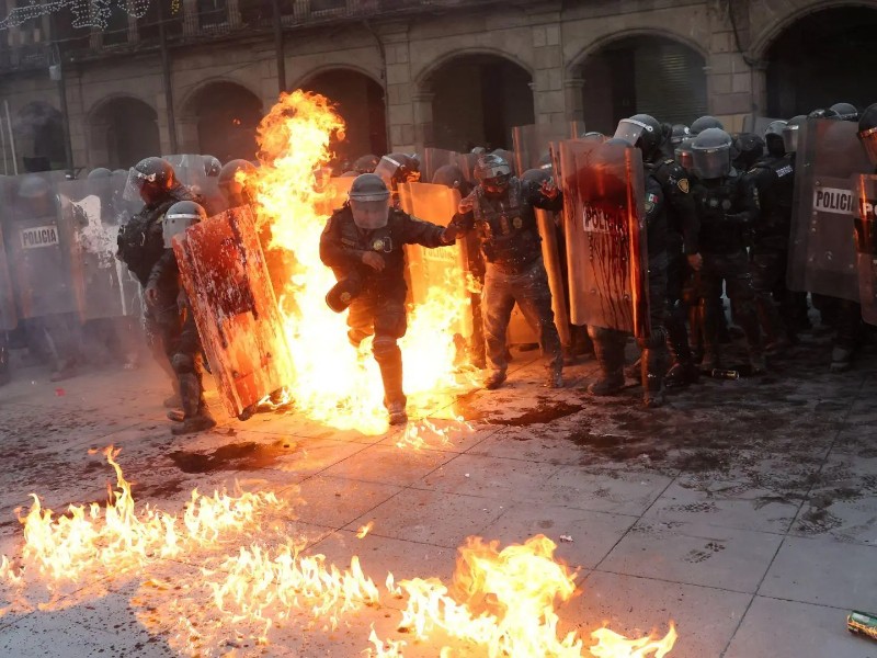 Violenta marcha del 2 de octubre deja 94 policías hospitalizados
