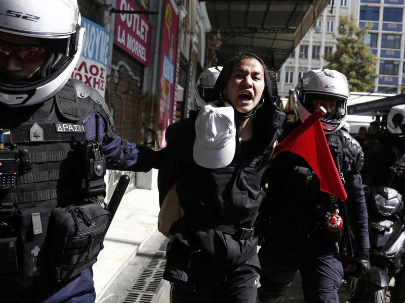 Violenta protesta en Atenas por choque de trenes