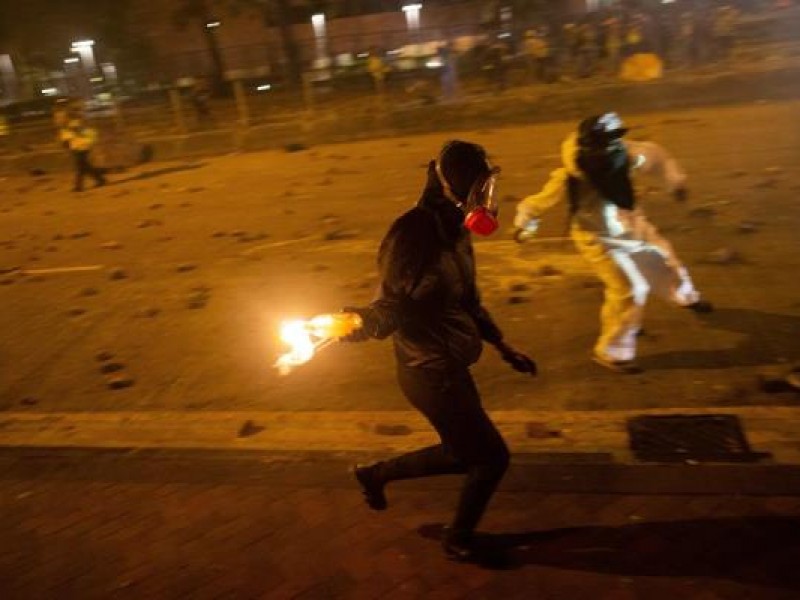 Violento intento de desalojo en Hong Kong