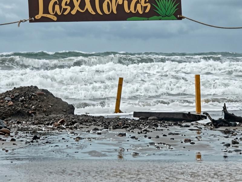 Violentas marejadas continúan inundando a Playas las Glorias en Guasave