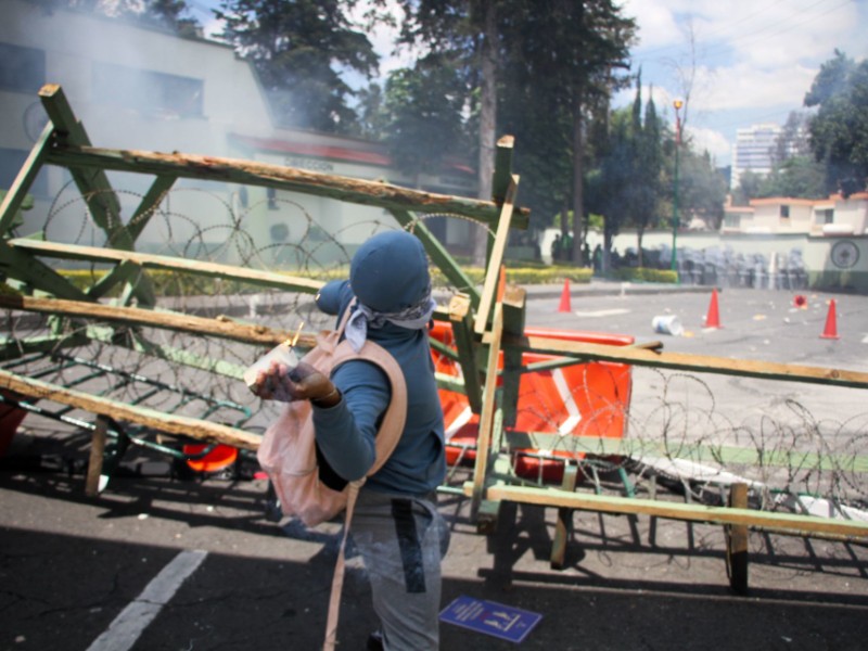 Violentas protestas por Ayotzinapa en Campo Militar 1 en CDMX