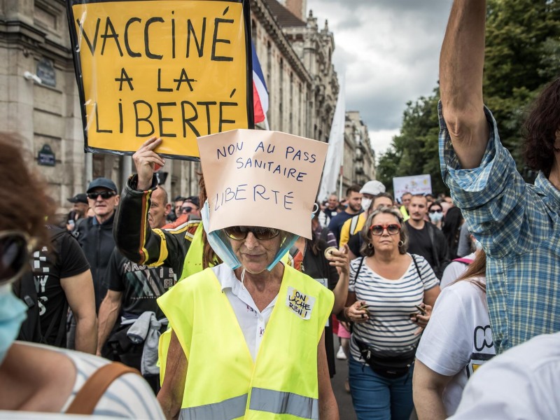 Violentas protestas por medidas anti-covid en Francia