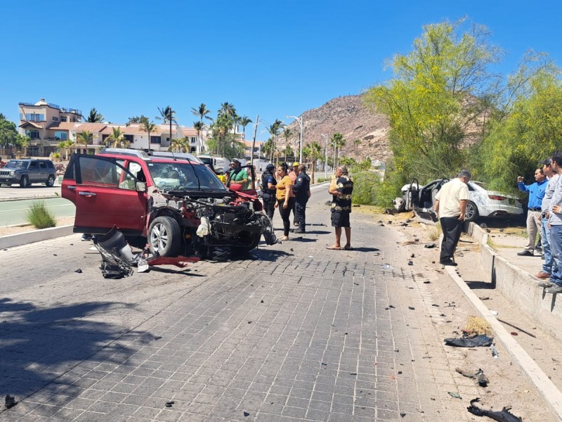 Violento accidente deja tres personas lesionadas en carretera escénica