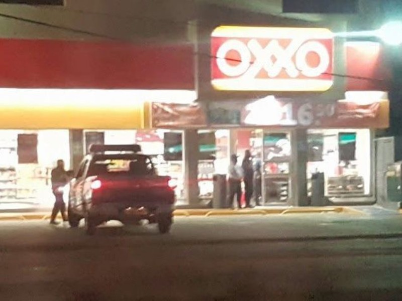 Violento asalto a Oxxo deja un herido en Tehuantepec