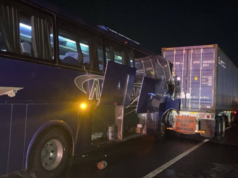 ¡Violento choque entre autobús y tráiler sacude la autopista Colima-Guadalajara!
