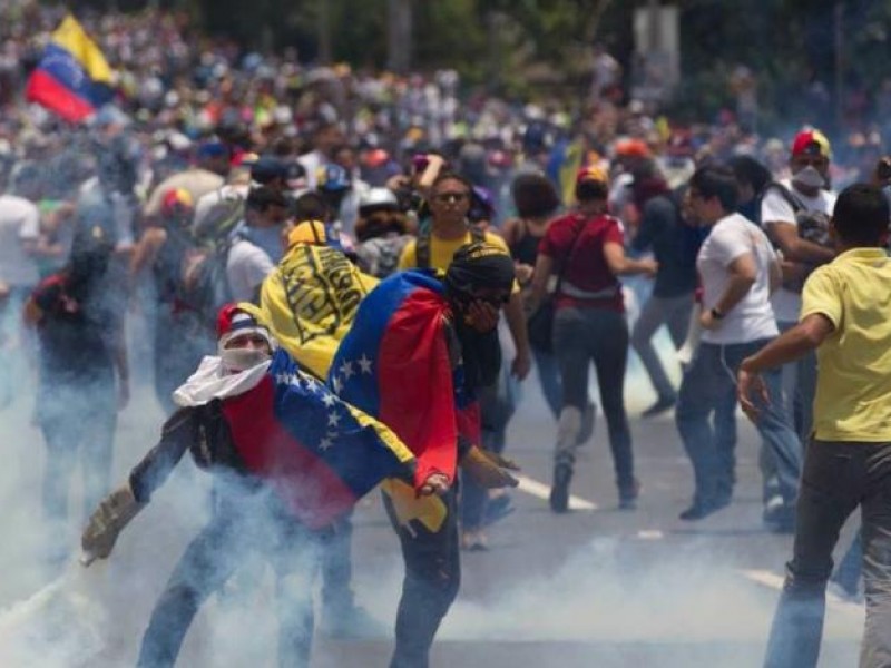 Violento enfrentamiento en Venezuela entre militares y opositores