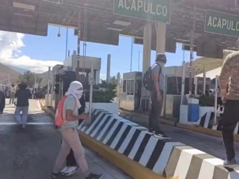 Videos: Violento enfrentamiento entre normalistas de Ayotzinapa y policías