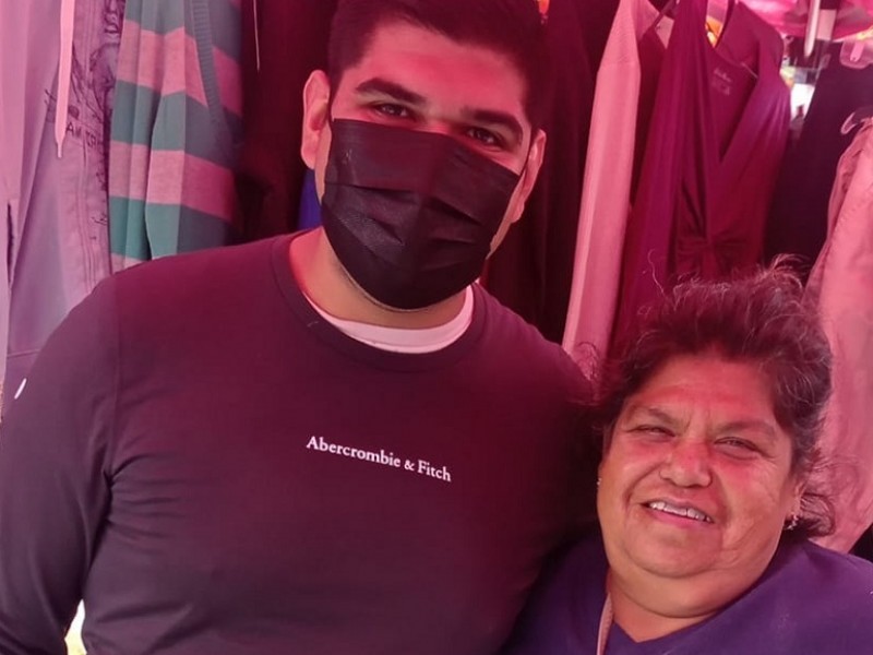 Viral: Madre recibe orgullosa título de su hijo en un tianguis