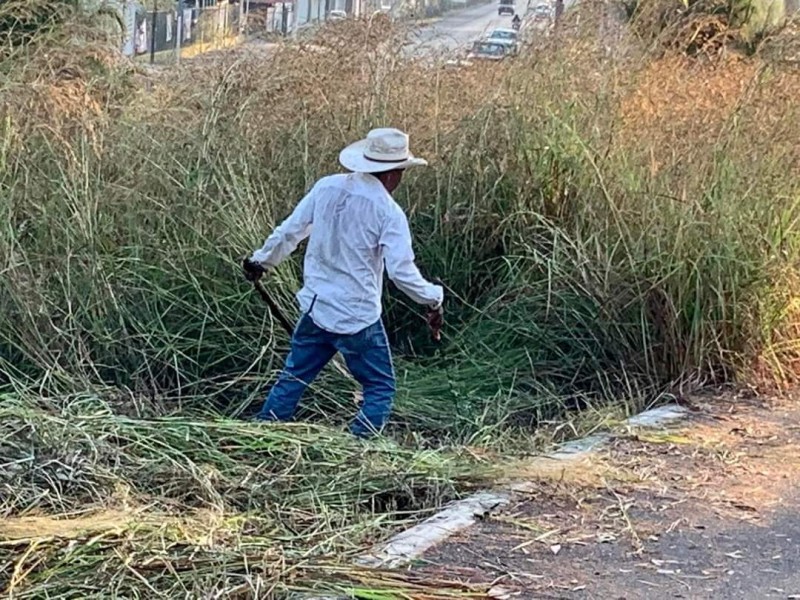 Viralizan a ciudadano que limpia Parque Lineal por iniciativa propia