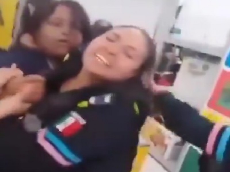 Viralizan a mujer por agredir a policía en tienda departamental