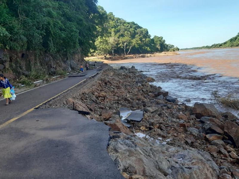 Visita gobernador zonas afectadas por inundaciones