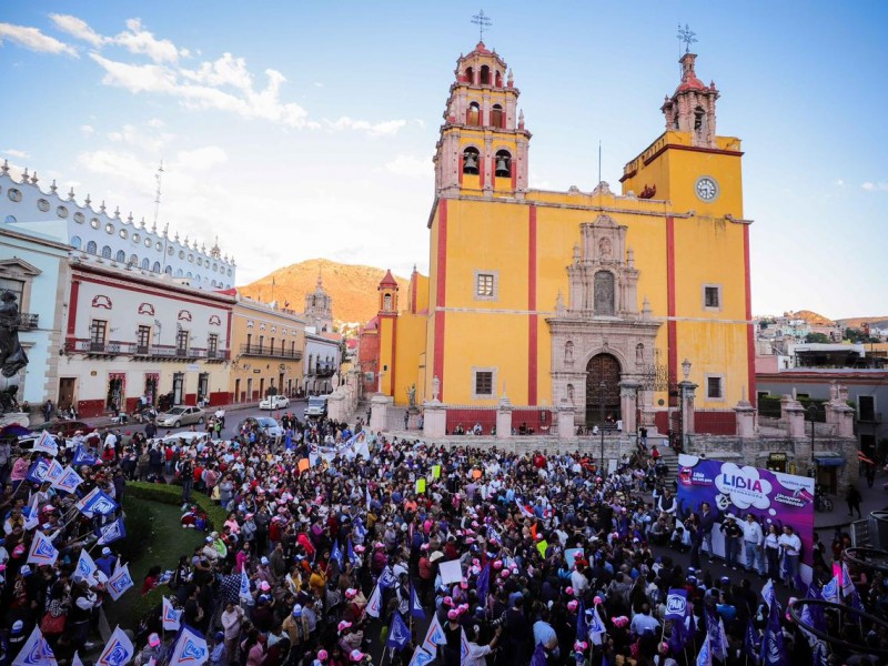 Visita Libia Dennise la Plaza de la Paz en Guanajuato