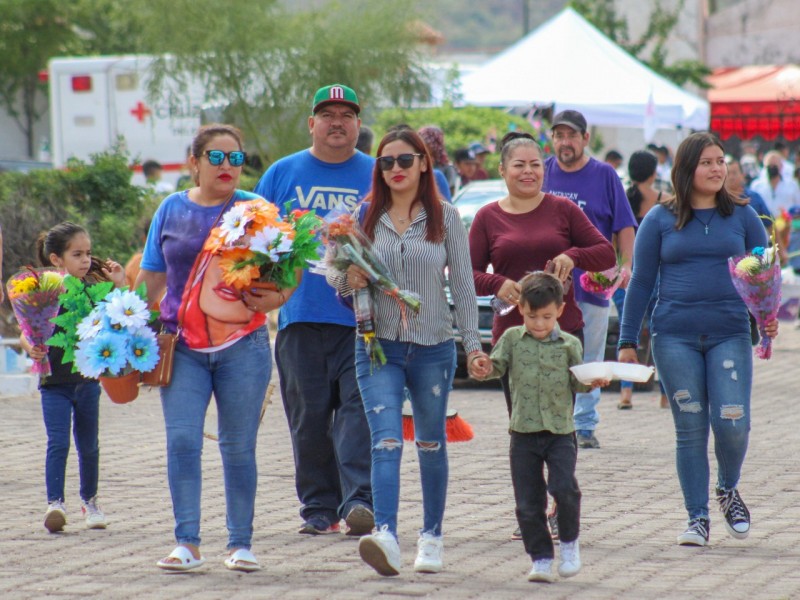 Visitan 18 mil personas cementerios de Guaymas